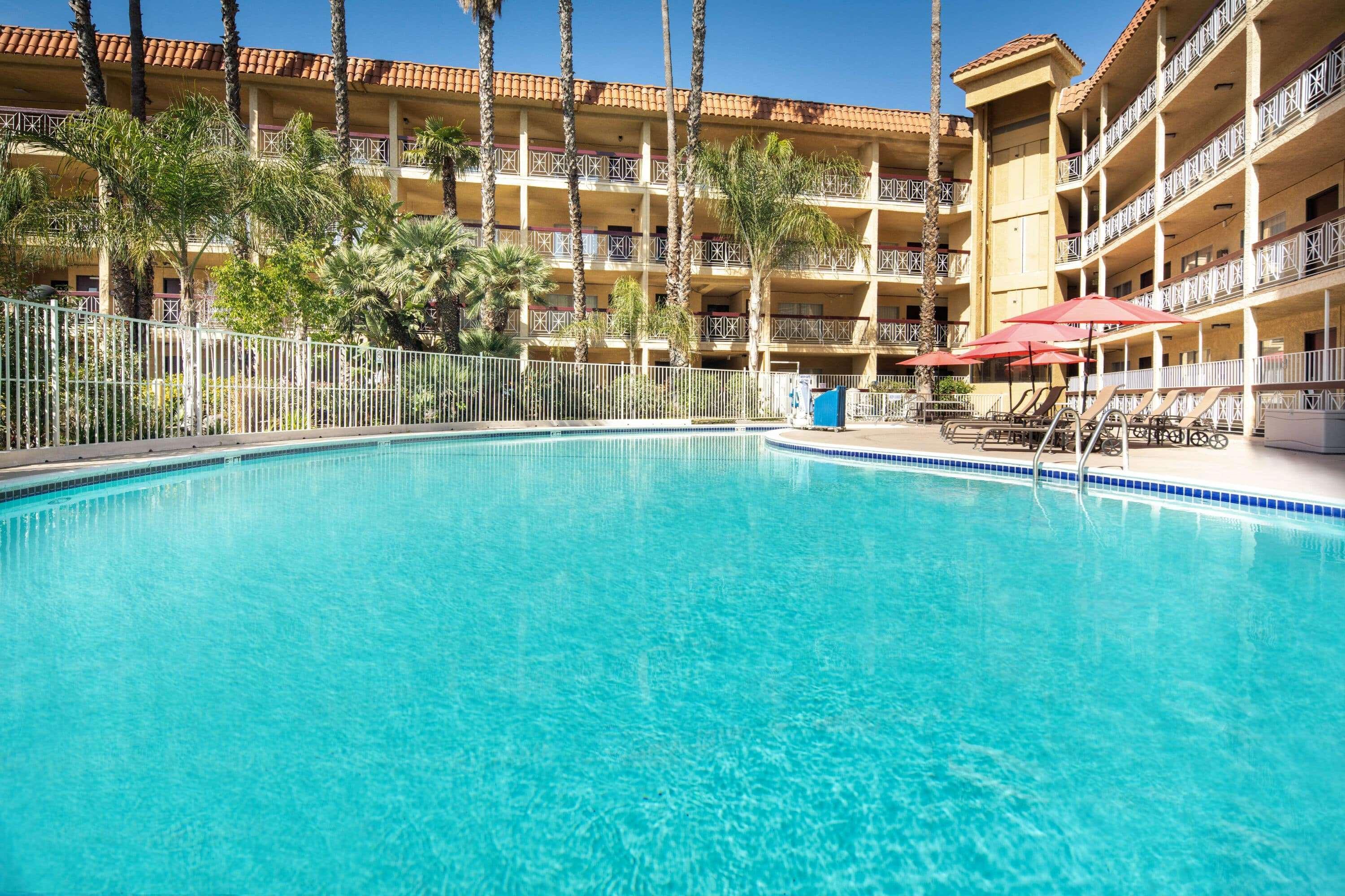 Ramada By Wyndham Burbank Airport Hotel Exterior foto